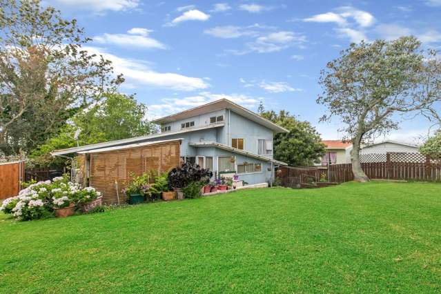 Spacious 3 Bedroom Family Home Plus Office in Prime Papatoetoe Location