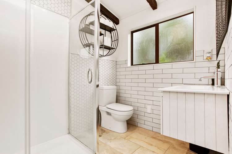 2 Raelene Place Massey_12