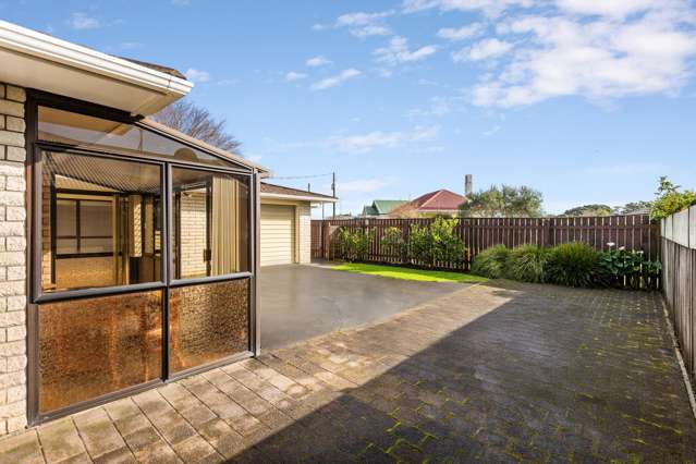 SPACIOUS & SUNNY - WESTOWN TOWNHOUSE