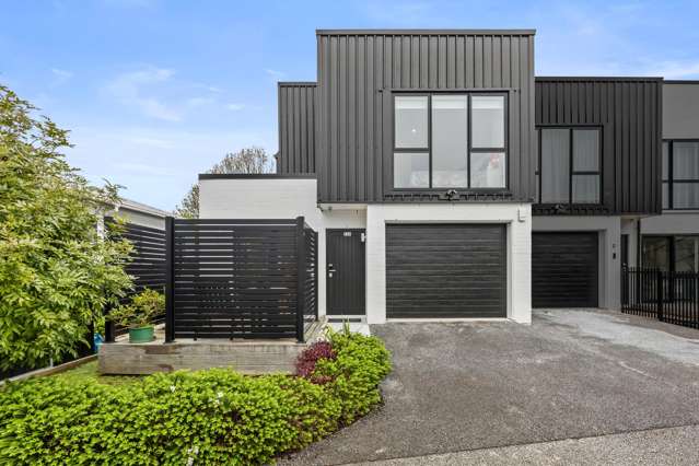 Near New, Stylish. Bonus Off-Street Park