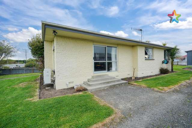 CONVENIENT, LOW-MAINTENANCE FAMILY HOME!