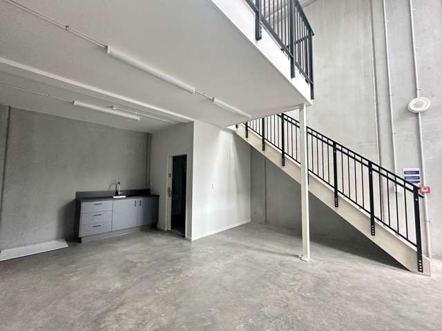 FUNCTIONAL 62M² WAREHOUSE WITH THREE CAR PARKS