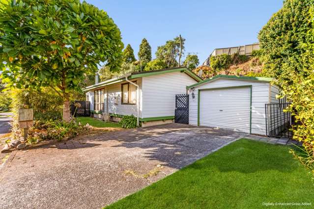 Lockwood with Lush Bush Surroundings!