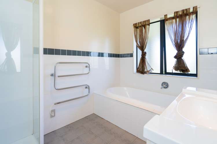 108 Guildford Drive Paraparaumu Beach_10