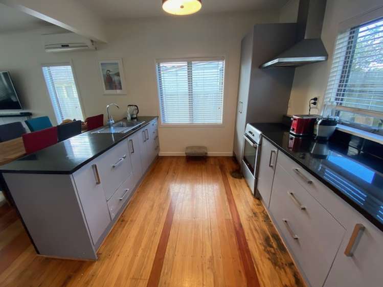 8 Ropata Avenue Point England_9