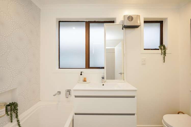 86 Edinburgh Crescent Waikiwi_13