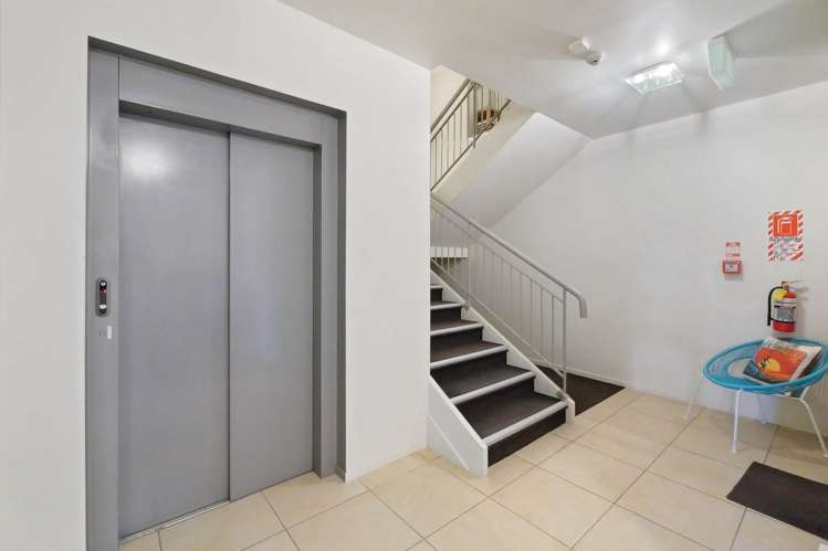 2b/12 Seaway Road Clarks Beach_23