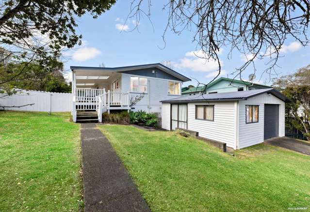 Sunny 3-Bedroom Family Home with Garage & Big Backyard