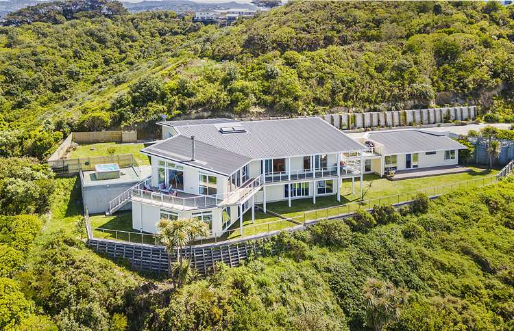 16 Signallers Grove Breaker Bay_24