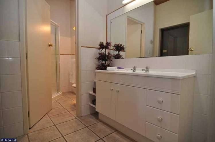 2 Shirley Road Parau_14