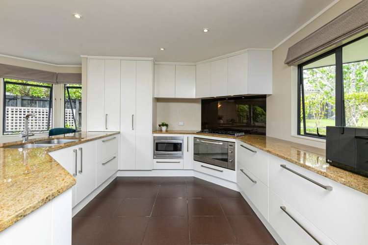 8 Almond Grove Greenhithe_5