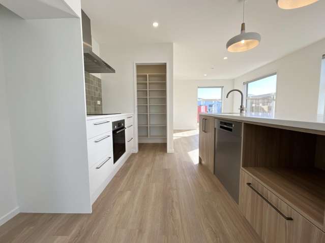 10 Rita Angus Road 10145_1