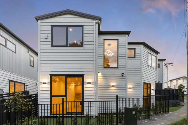 Stand-alone Home, One Tree Hill Border