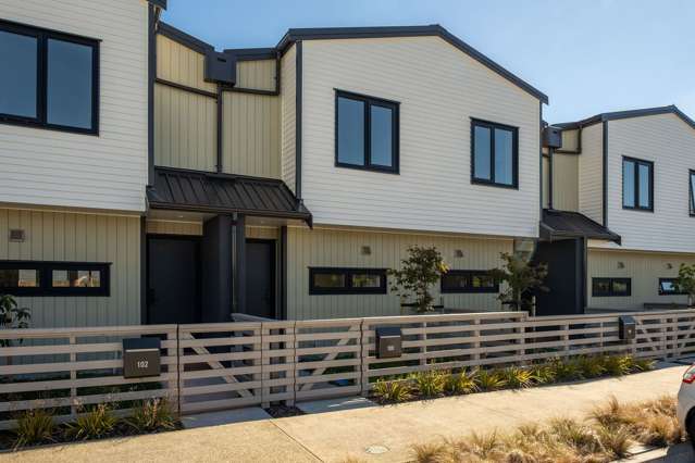 Modern 2-Bedroom Townhouse in Māngere – $595/week