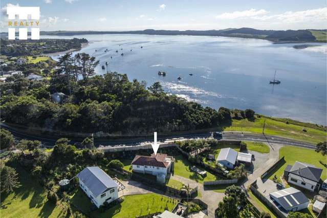 Coastal Comfort & Harbour Views on Waterside Way