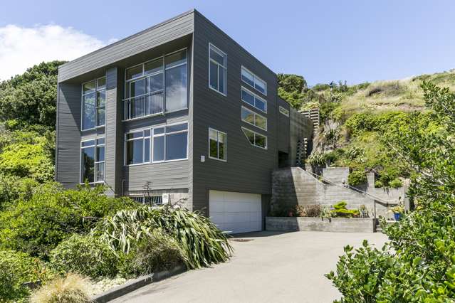 MODERN COASTAL RETREAT WITH PANORAMIC SEA VIEWS