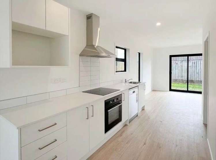 58 Rauemi Way Te Atatu South_1