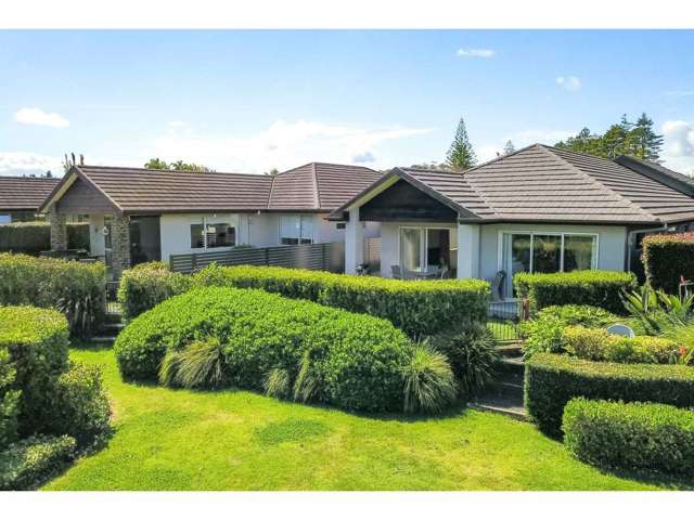 3 Bedrooms in Orchard Estate, Access to Pool