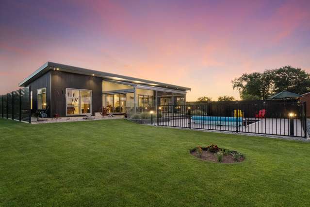 Lifestyle just minutes from town, space & pool!