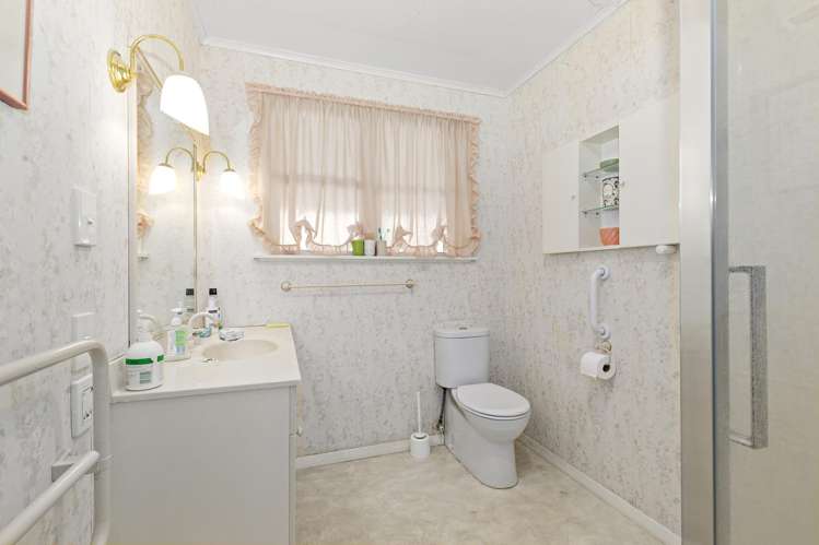 15 Lyons Crescent Strathmore Park_14