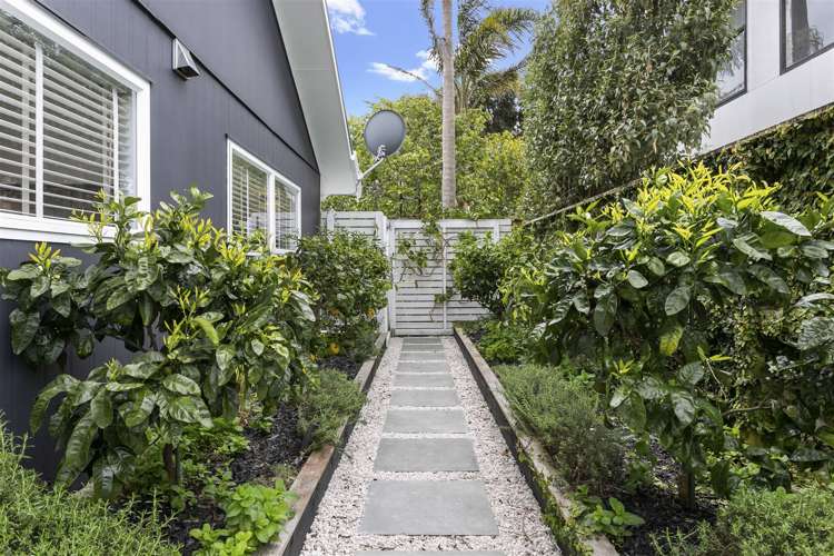 2/25a Beach Road Te Atatu Peninsula_6