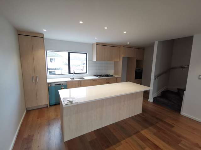 107 Bordeaux Parade Te Atatu South_1