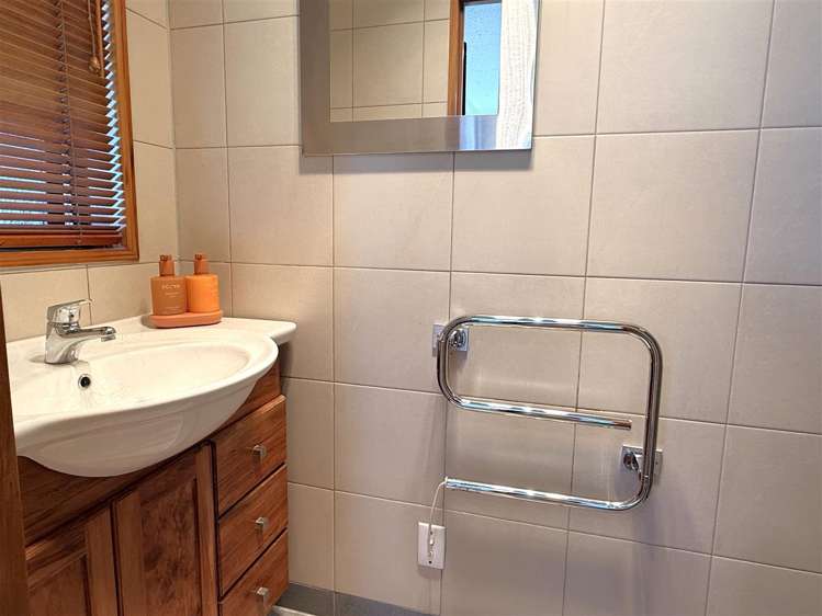 12 Keith Road Paroa_15