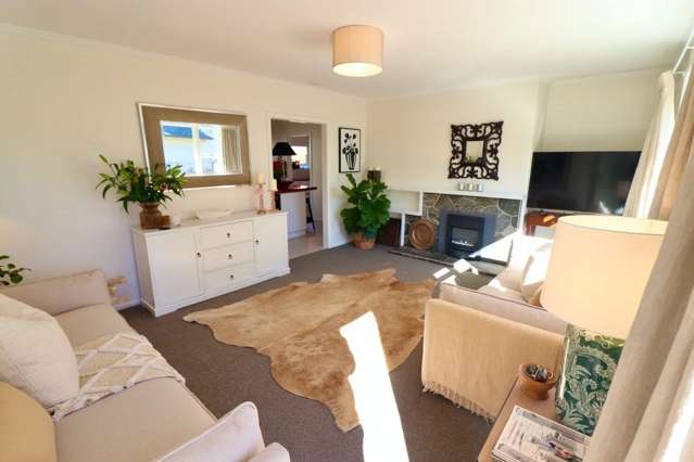 Beautifully Redecorated Fully Furnished Rear Unit with Professional Interior Designer Furnishings!