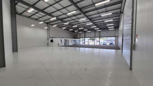 MODERN, HIGH-PROFILE TRADE RETAIL / WAREHOUSE