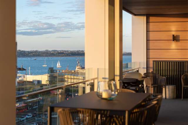 LUXURY APARTMENT WITH HARBOUR VIEWS