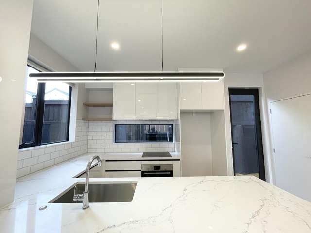 44E Sylvan Crescent 1802_3