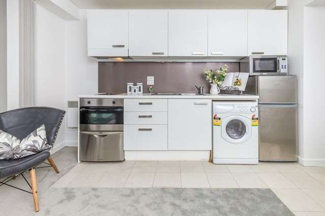 Location! Location!- Two bedroom apartment in Symonds Street