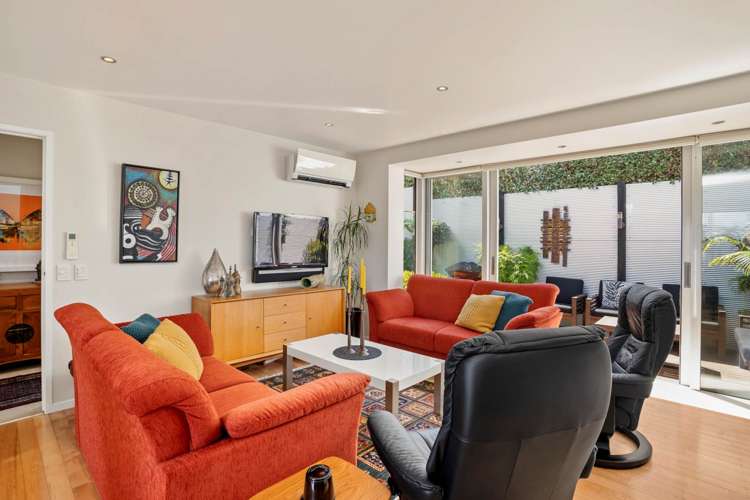 2/4 Beach Road Castor Bay_9