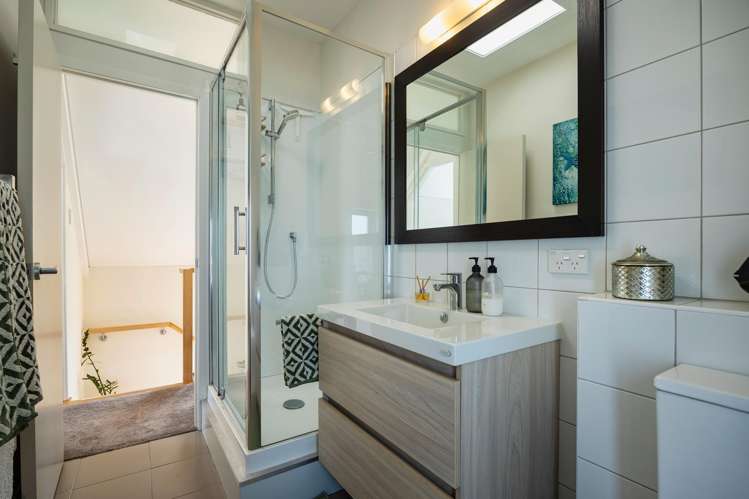 2/5 Wesley Avenue Mount Albert_17