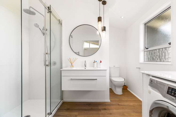 1/2 Finlow Drive Te Atatu South_8