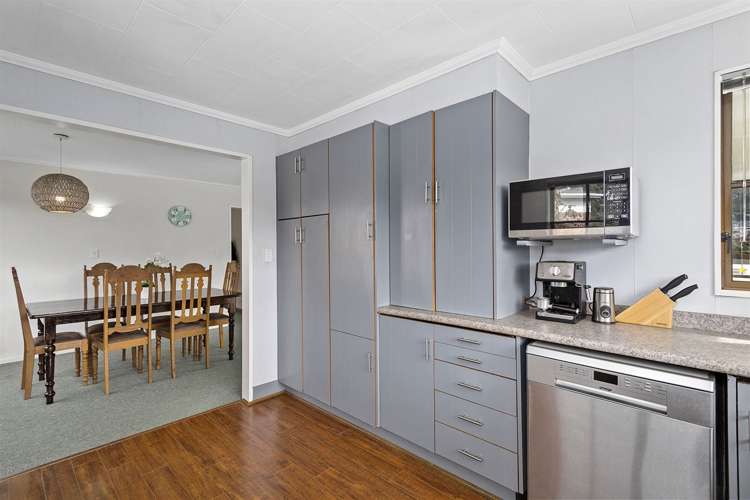 32 Collins Avenue Tawa_9