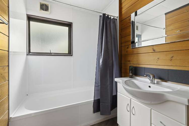 68 Omapere Street Whitby_11