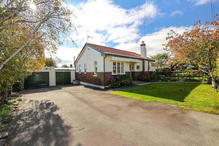 235 Gladstone Road North_0