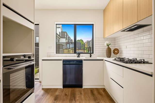 Modern, Freehold & Ready Now