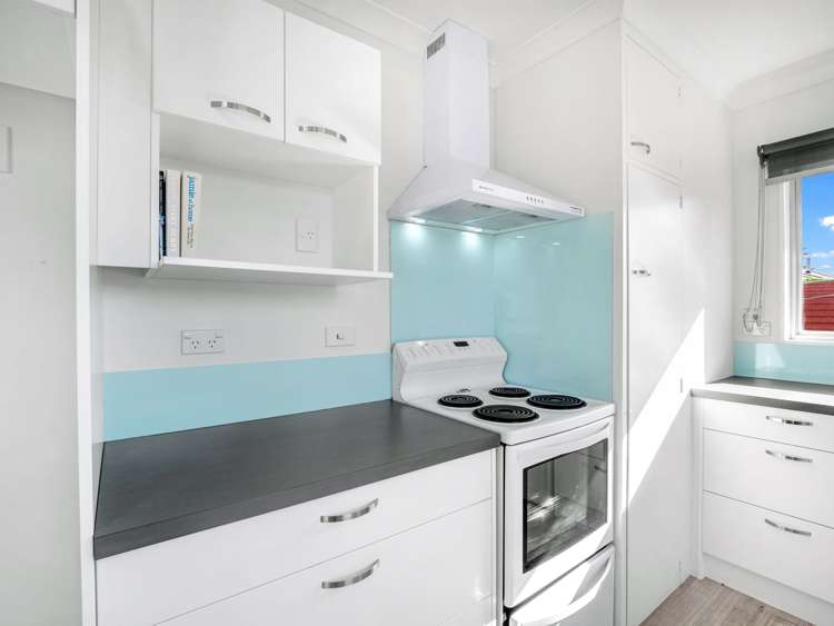 10 Hollows Crescent Takaro_13