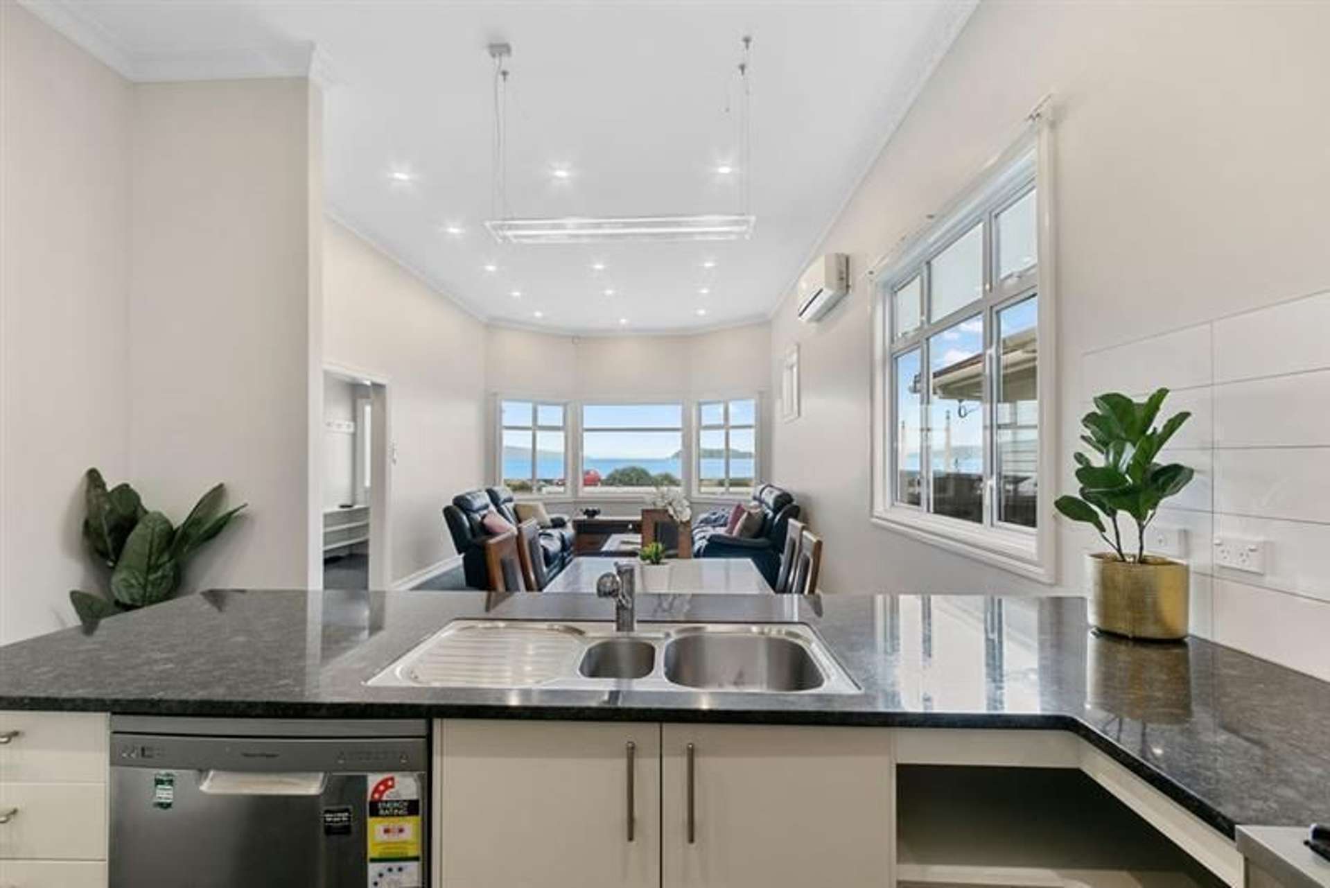 173 The Esplanade Petone_0