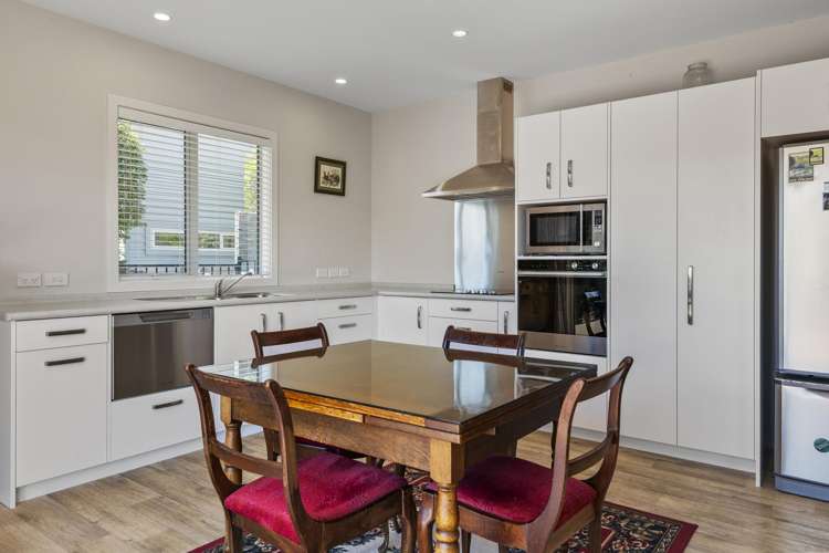 25 Chateau Crescent Rangatira Park_12