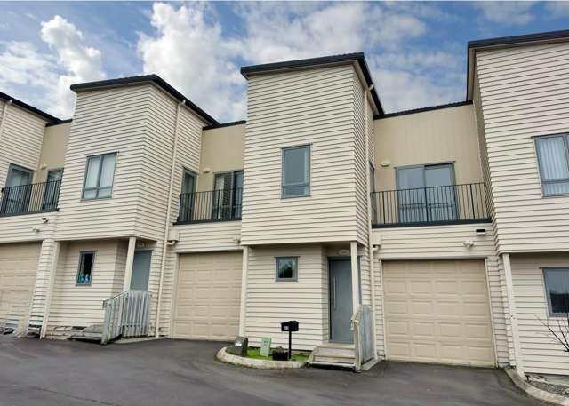 Modern & Spacious Family Living - Prime Flat Bush Location