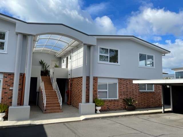 2/241 Hurstmere Road Takapuna_1