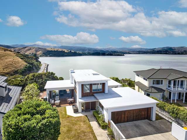 ARCHITECTURAL ELEGANCE & VAST VIEWS – RV$1.7M