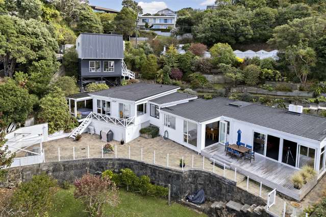 FAMILY HOME. LANDSCAPED SECTION. HARBOUR VIEWS