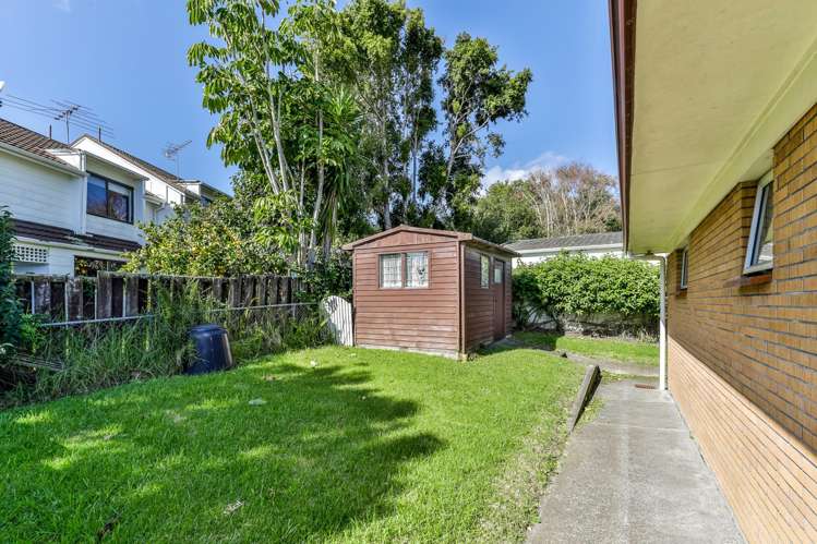 2/5 Vivian Wilson Drive Eastern Beach_16