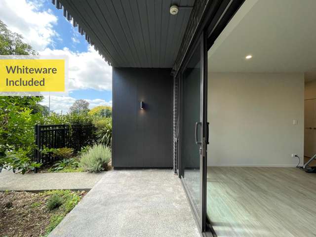 Modern, Spacious 2 bedroom apartment with Whiteware included