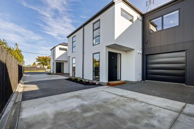 Sharply Priced $669,000. Vendor Must Sell!