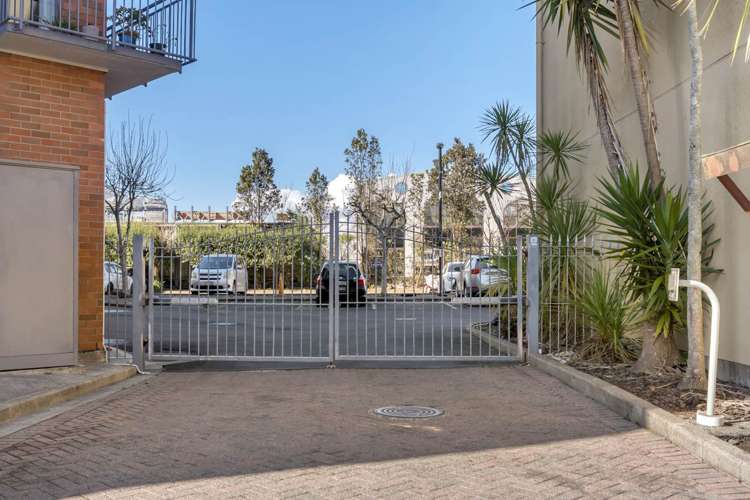 Ga/8 Crown Lynn Place New Lynn_10